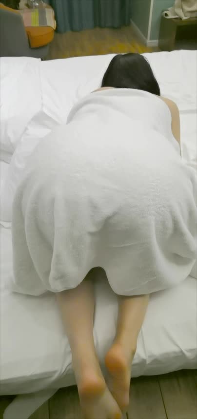 她爸看到这臀部，又忍不住了